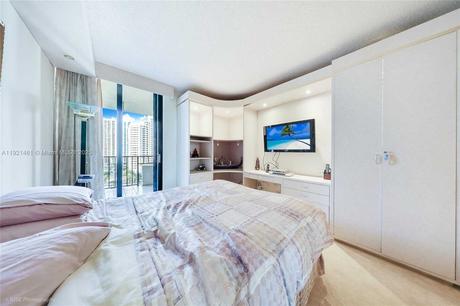 Small Image of 520 BRICKELL KEY DR #A1510, Miami Number 12