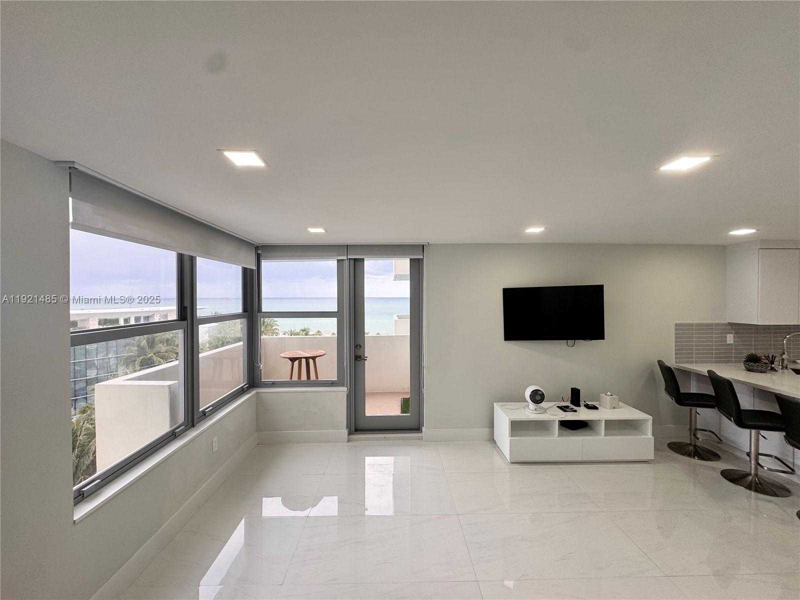 Small Image of 2899 COLLINS AVE #915, Miami Beach Number 2