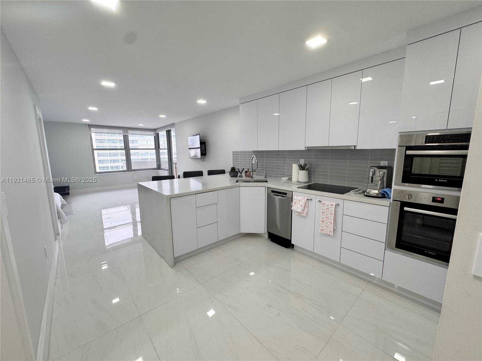 Small Image of 2899 COLLINS AVE #915, Miami Beach Number 4