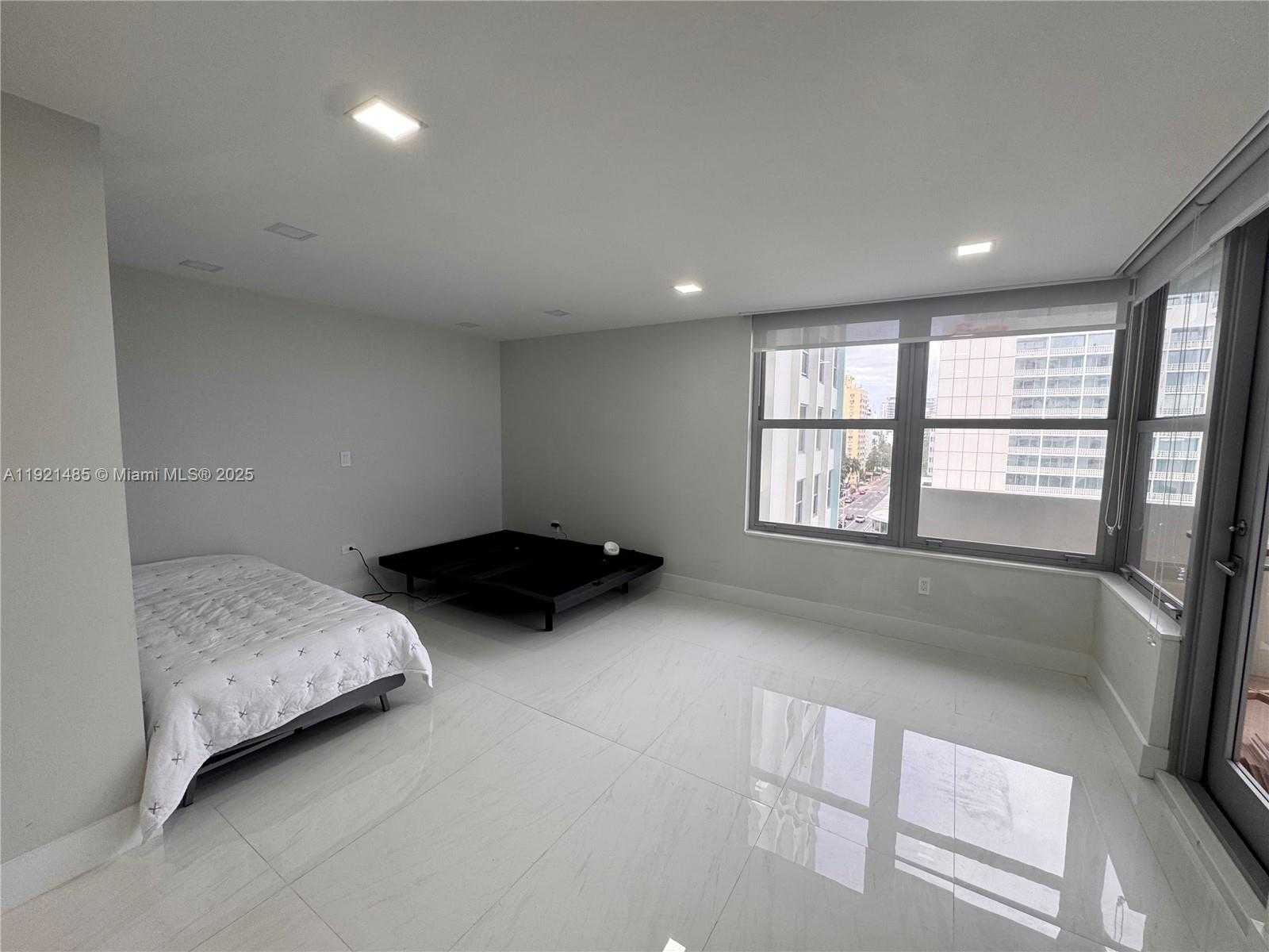Small Image of 2899 COLLINS AVE #915, Miami Beach Number 5