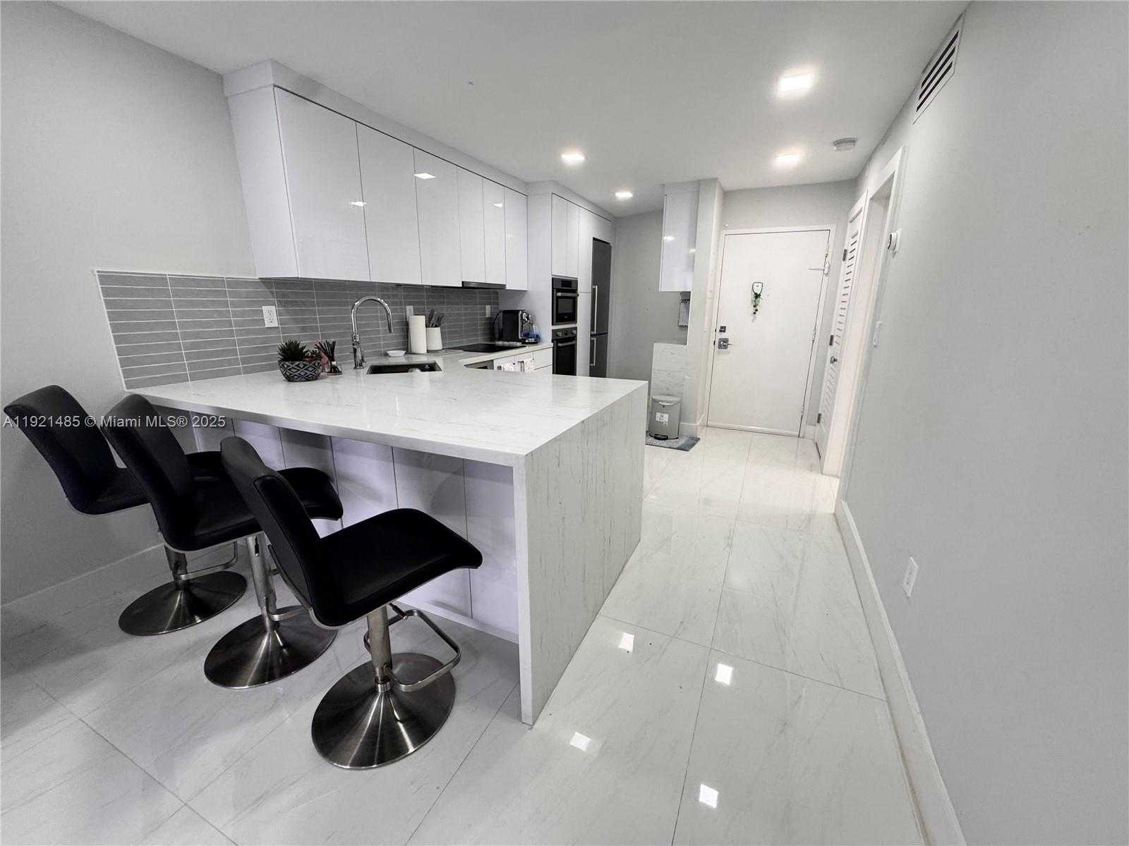 Small Image of 2899 COLLINS AVE #915, Miami Beach Number 7