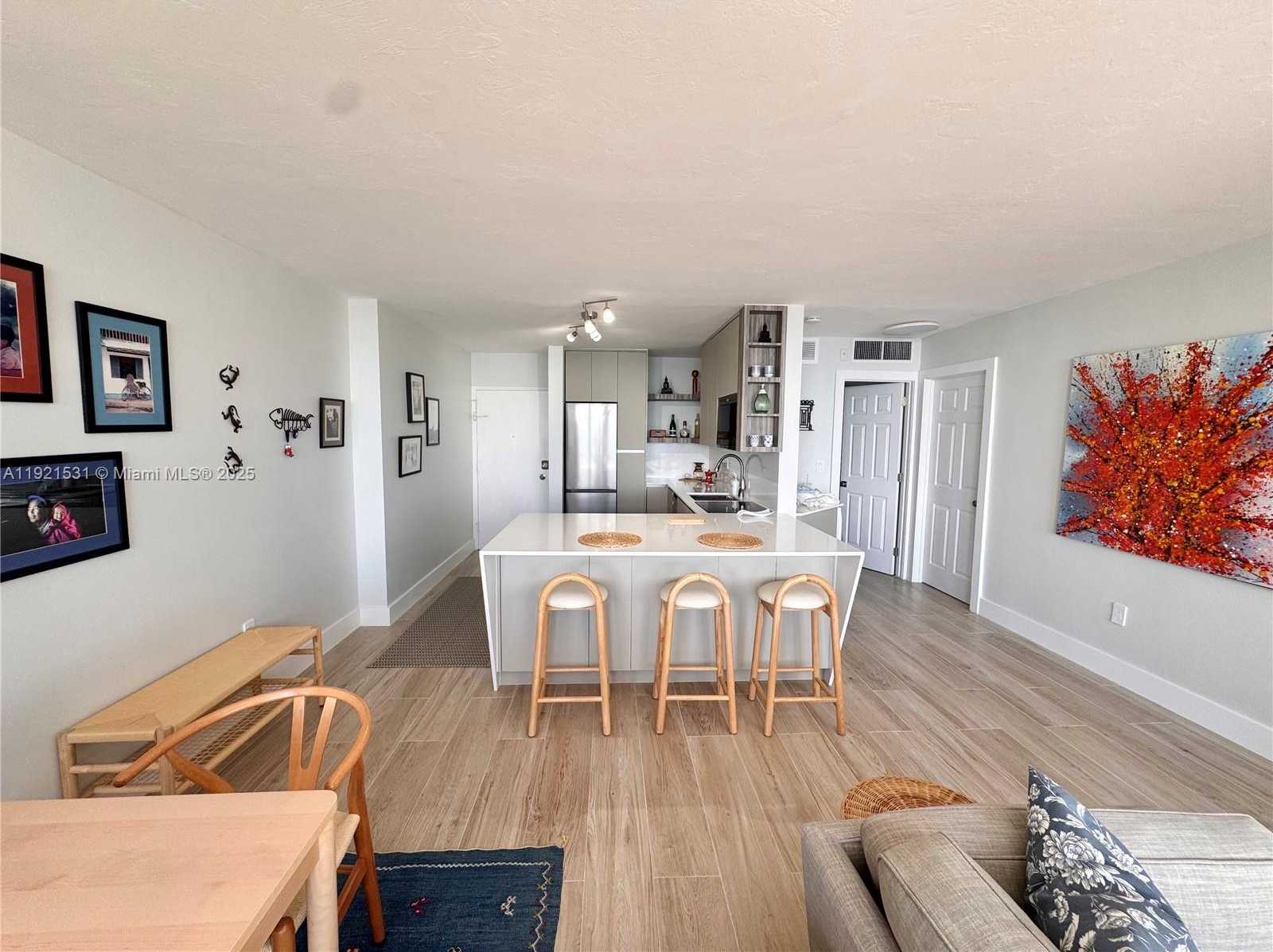 Small Image of 2899 COLLINS AVE #1201, Miami Beach Number 2