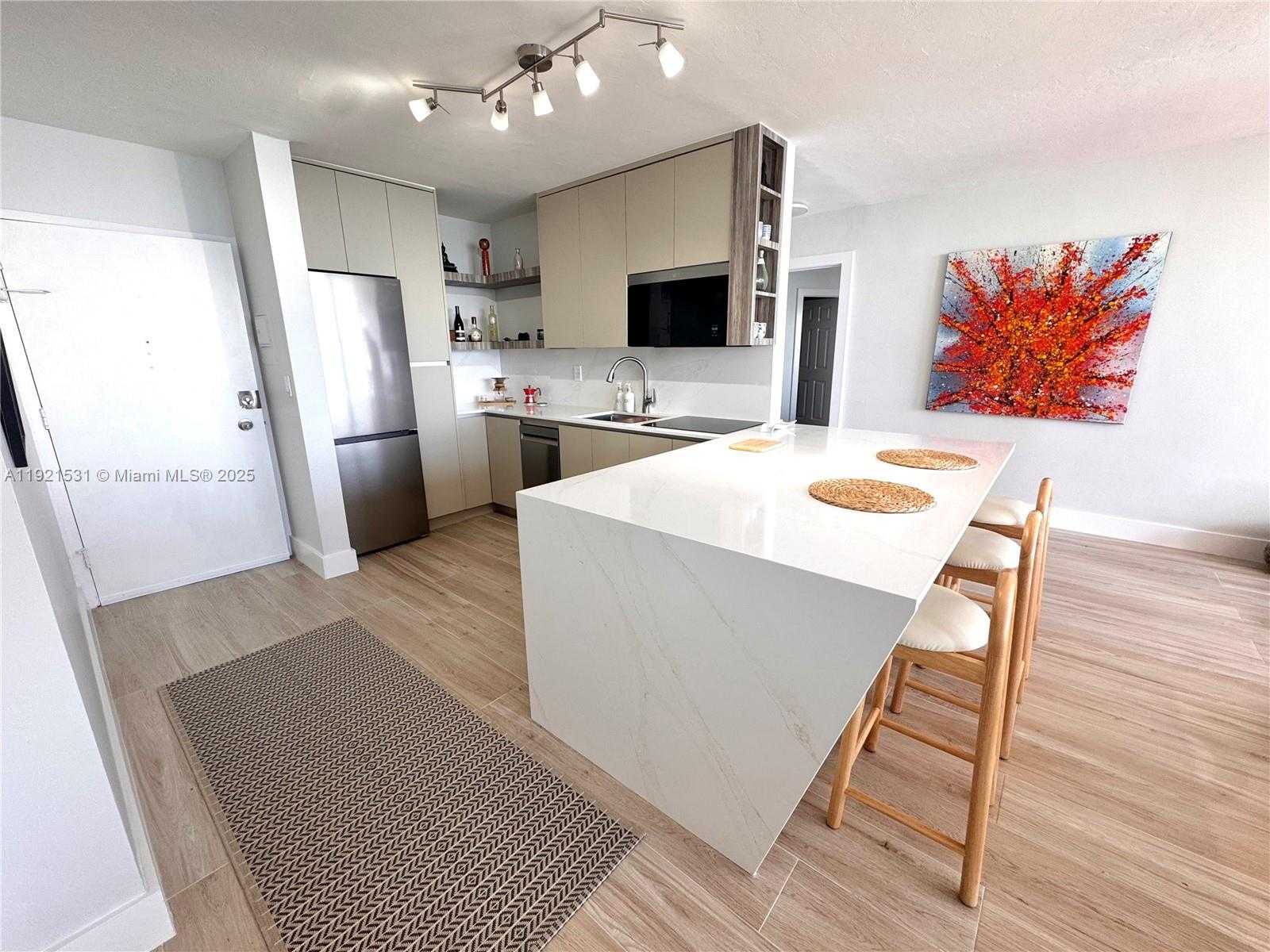 Small Image of 2899 COLLINS AVE #1201, Miami Beach Number 3