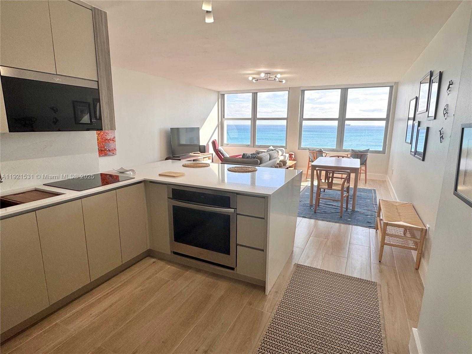 Small Image of 2899 COLLINS AVE #1201, Miami Beach Number 5