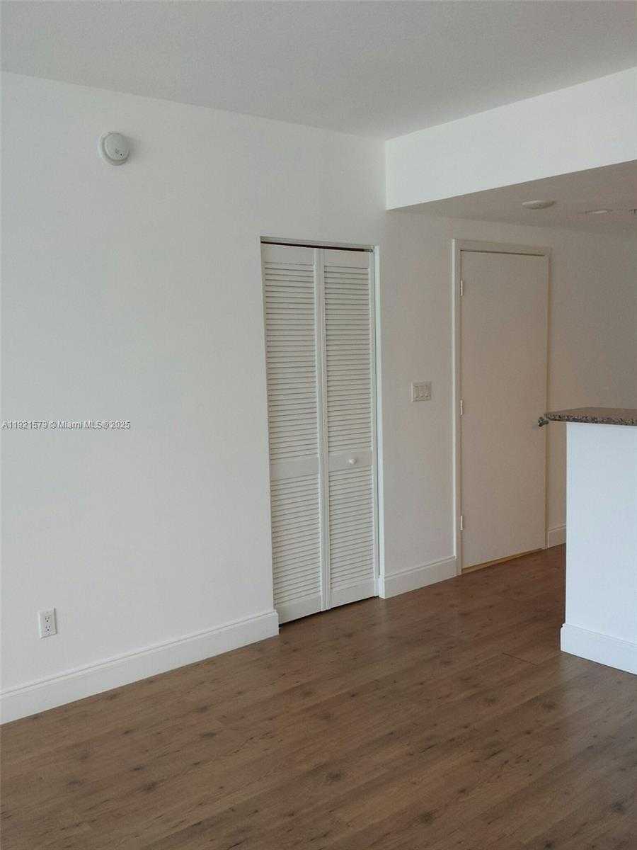 Small Image of 325 SOUTH BISCAYNE BLVD #1420, Miami Number 4