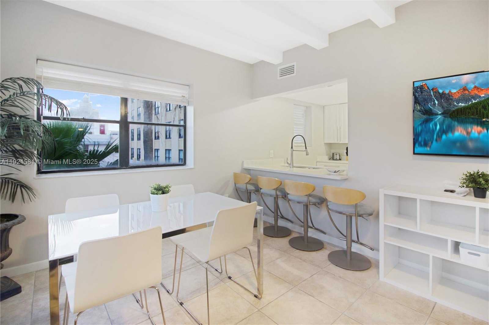 Small Image of 1390 OCEAN DR #407, Miami Beach Number 3