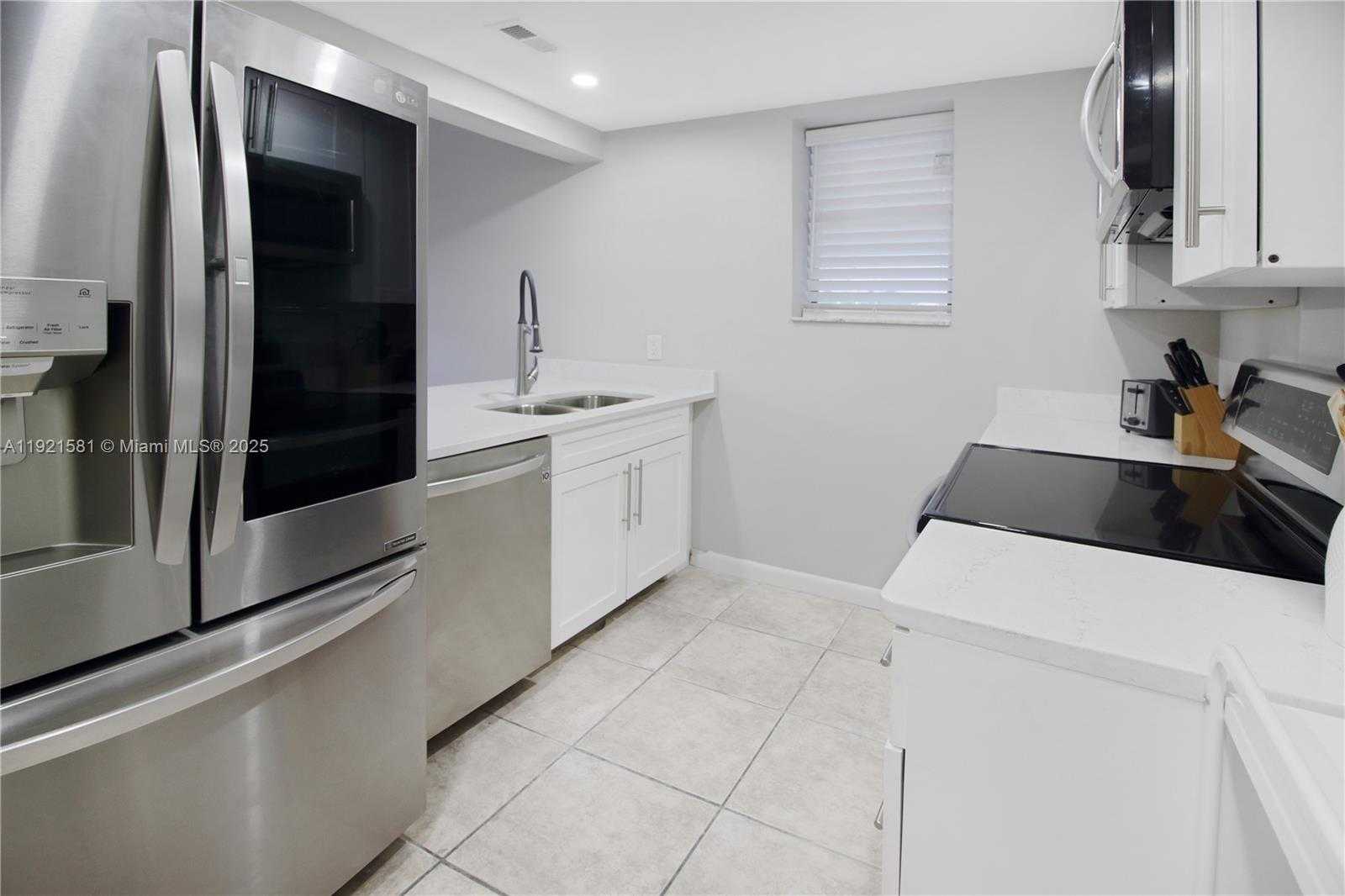 Small Image of 1390 OCEAN DR #407, Miami Beach Number 4