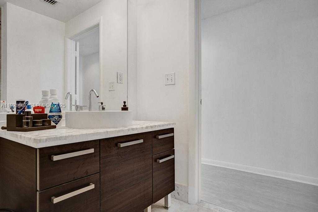 Small Image of 244 BISCAYNE BLVD #3005, Miami Number 8
