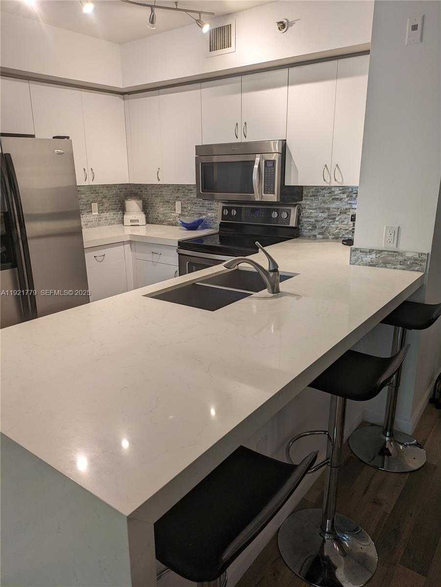 Small Image of 19901 EAST COUNTRY CLUB DR #2305, Aventura Number 1