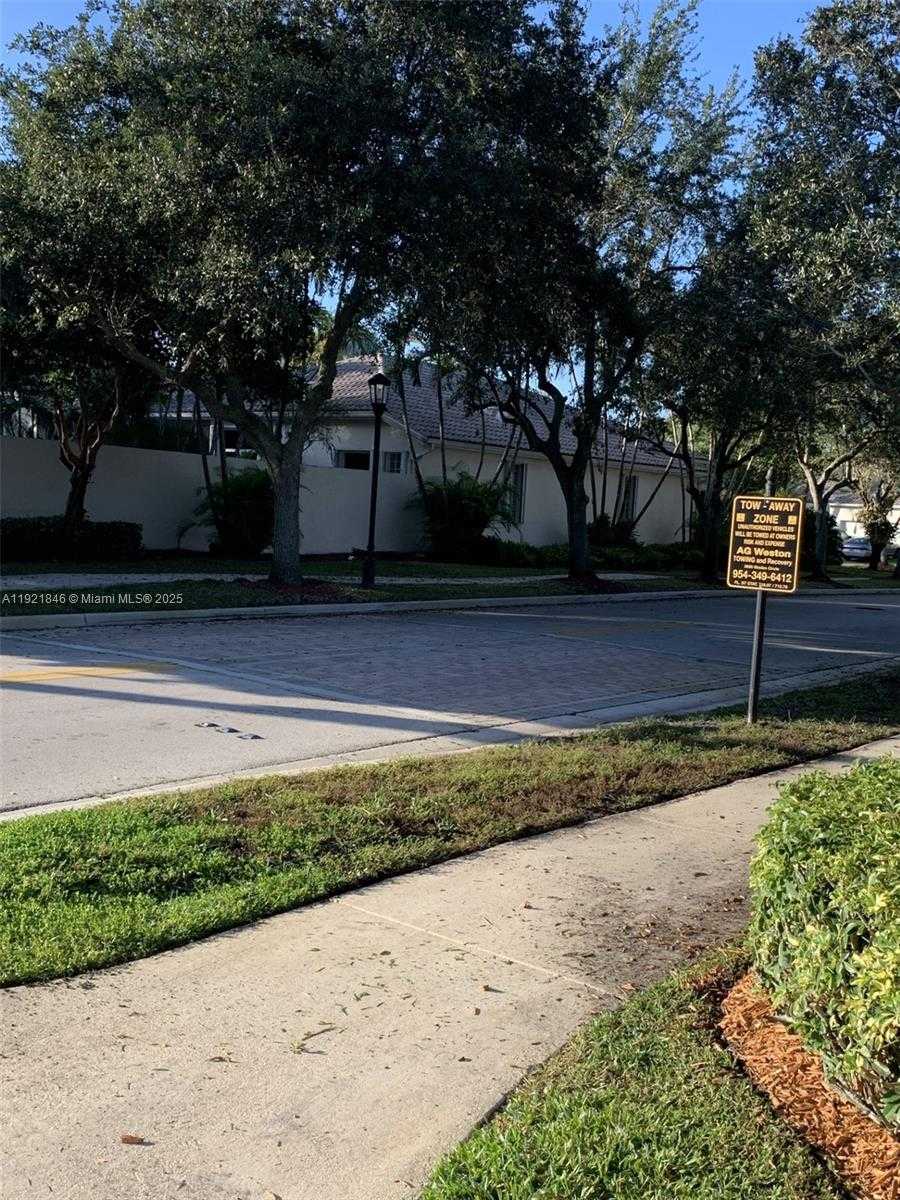 Small Image of 2518 BAY POINTE CT, Weston Number 2