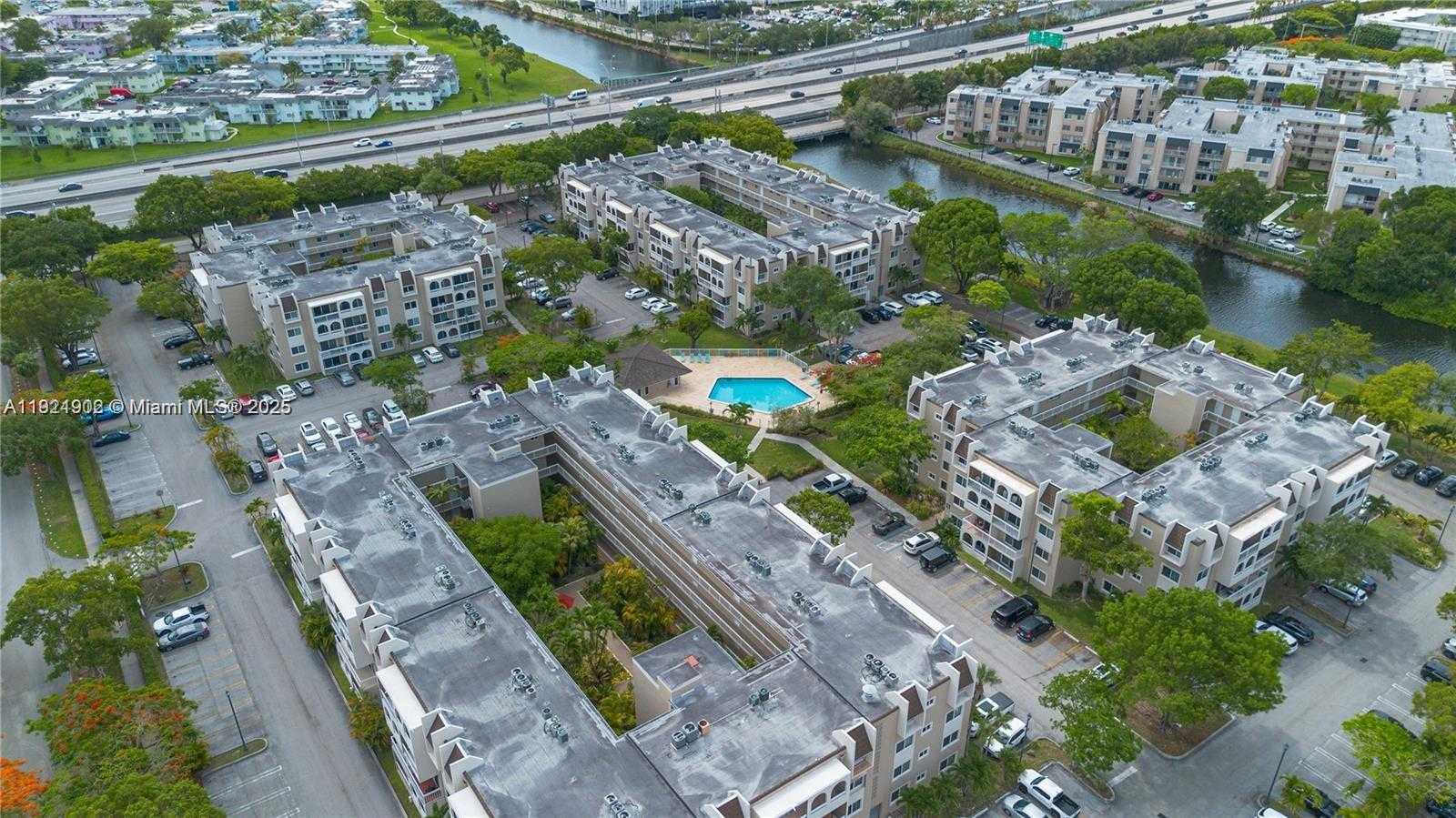 Small Image of 9446 SOUTH WEST 140TH CT #9446, Miami Number 29