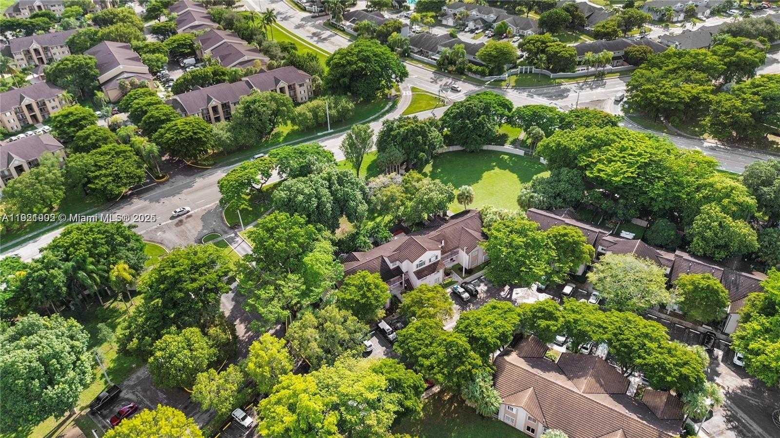 Small Image of 9446 SOUTH WEST 140TH CT #9446, Miami Number 41