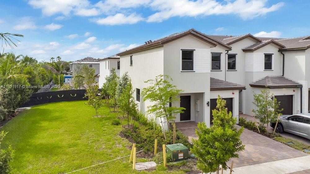 Small Image of 286 SOUTH WEST 159TH PL #286, Pembroke Pines Number 3