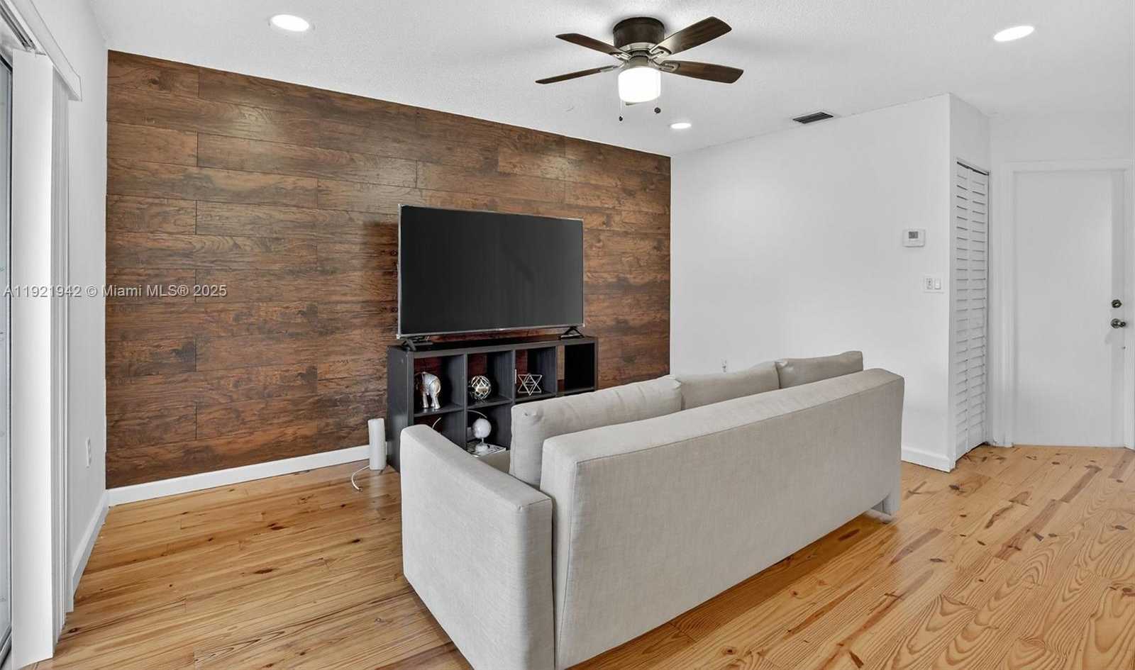 Small Image of 14076 SOUTH FOREST OAK CIR, Davie Number 14