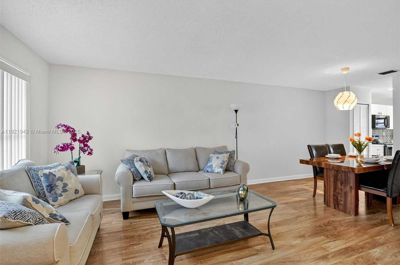 Small Image of 14076 SOUTH FOREST OAK CIR, Davie Number 3