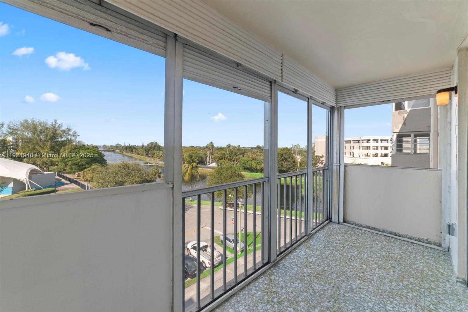 Small Image of 16450 MIAMI DR #602, North Miami Beach Number 12
