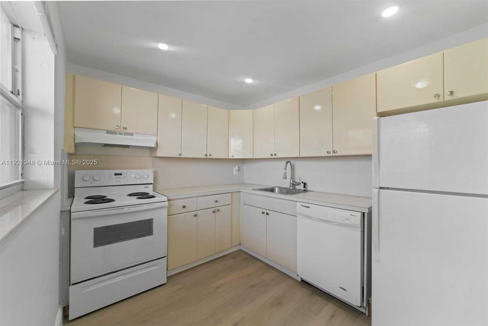 Small Image of 16450 MIAMI DR #602, North Miami Beach Number 15