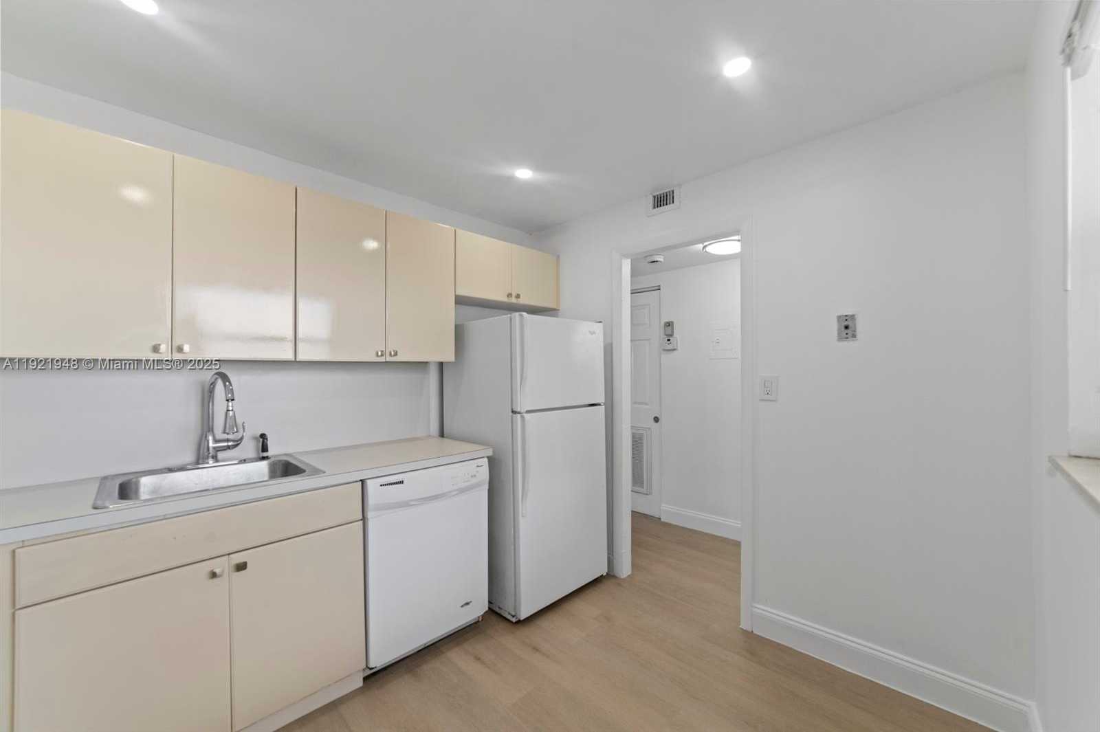 Small Image of 16450 MIAMI DR #602, North Miami Beach Number 16