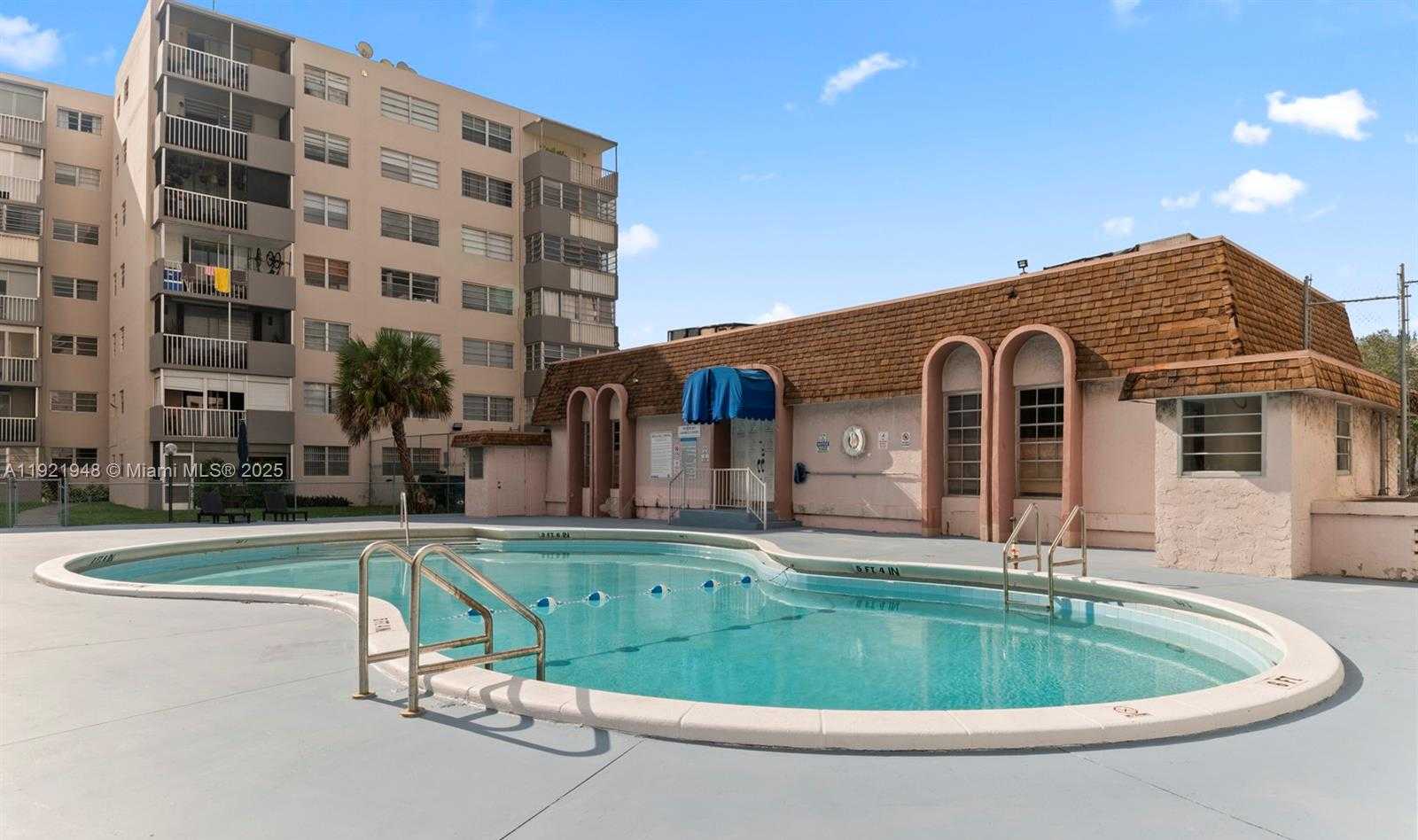 Small Image of 16450 MIAMI DR #602, North Miami Beach Number 2