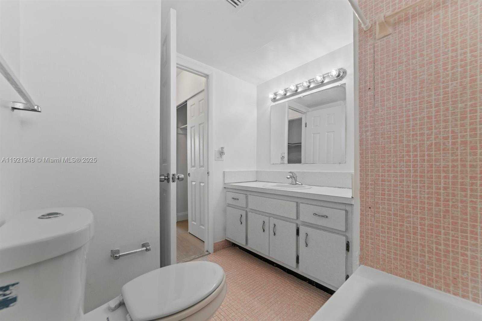 Small Image of 16450 MIAMI DR #602, North Miami Beach Number 23