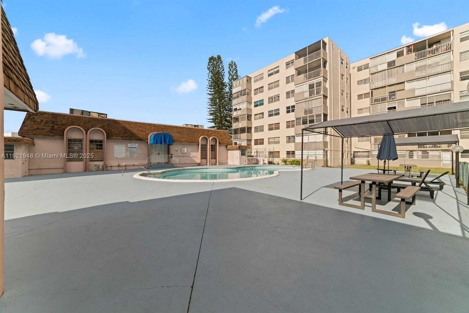 Small Image of 16450 MIAMI DR #602, North Miami Beach Number 3