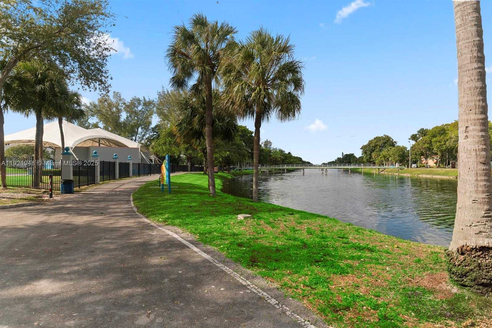 Small Image of 16450 MIAMI DR #602, North Miami Beach Number 4