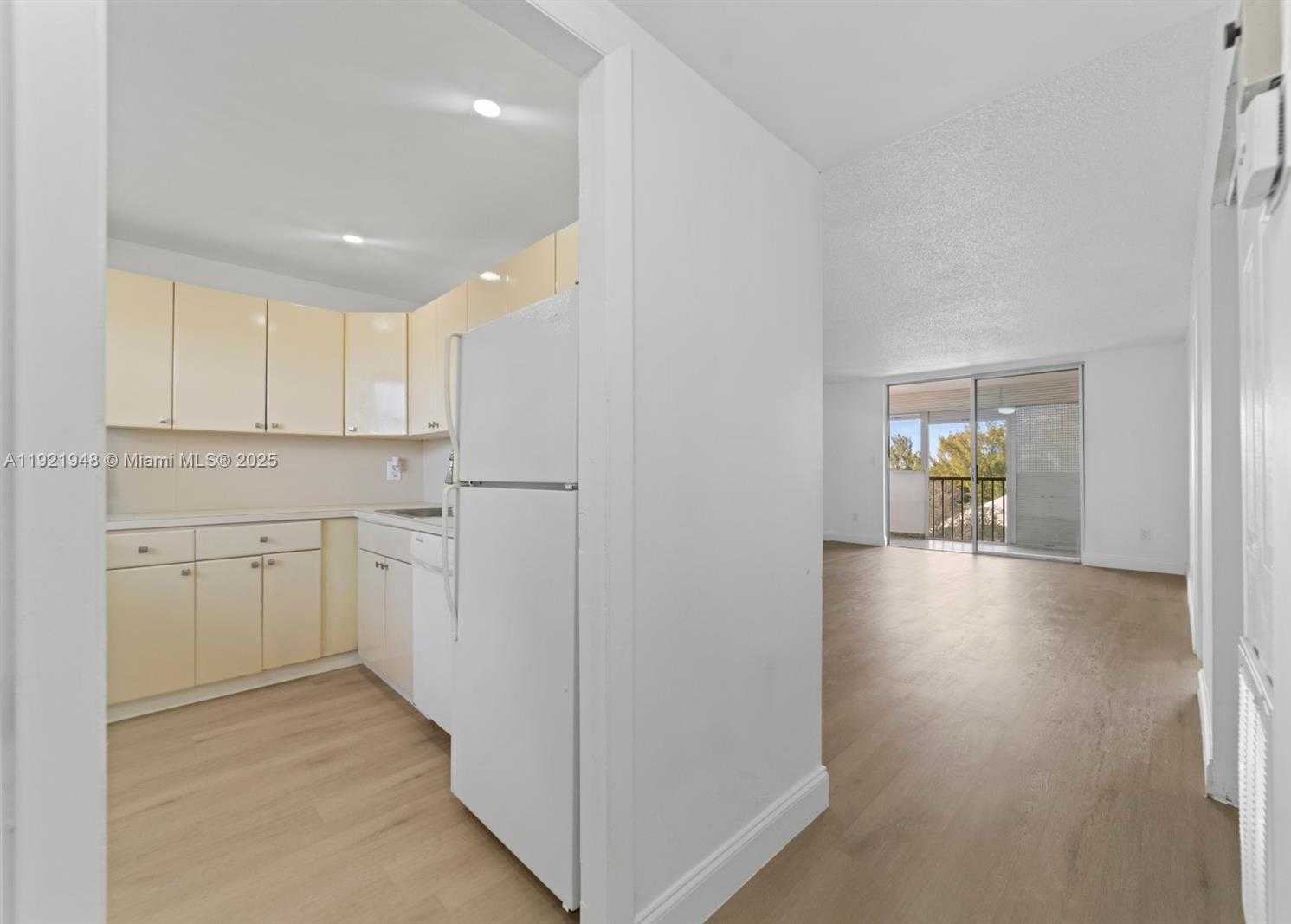 Small Image of 16450 MIAMI DR #602, North Miami Beach Number 9