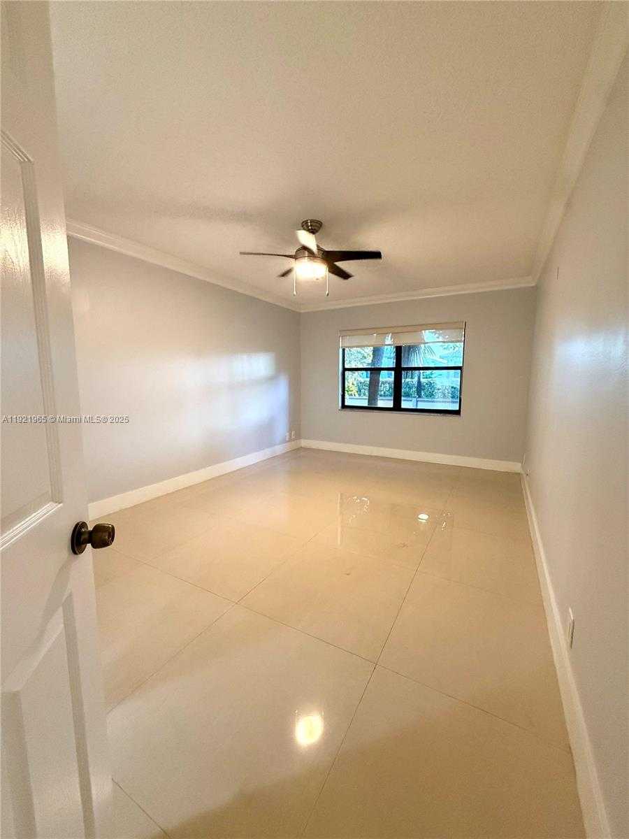Small Image of 8290 LAKE DR #235, Doral Number 3