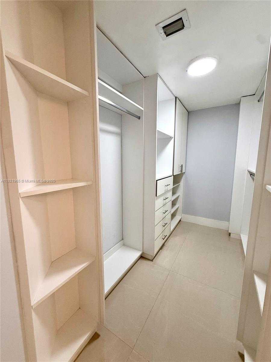 Small Image of 8290 LAKE DR #235, Doral Number 4