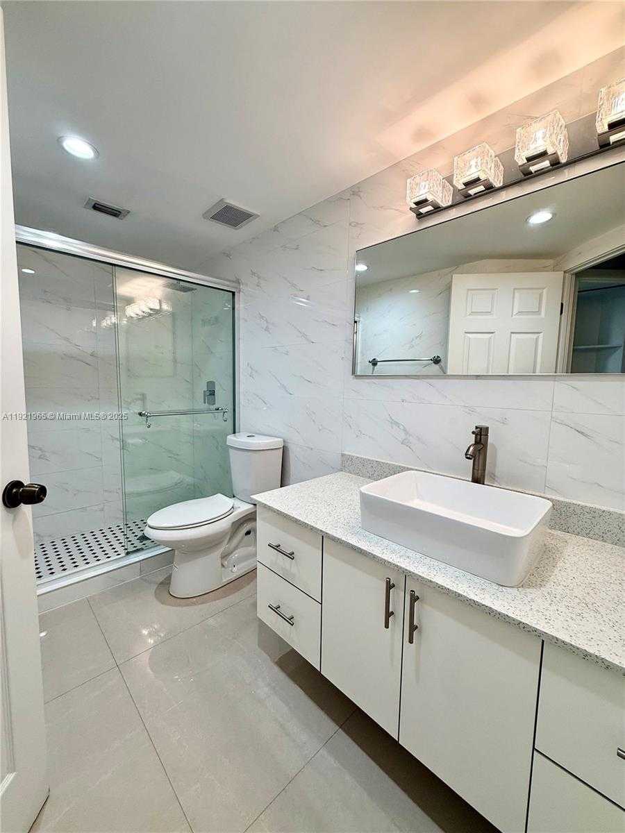 Small Image of 8290 LAKE DR #235, Doral Number 5