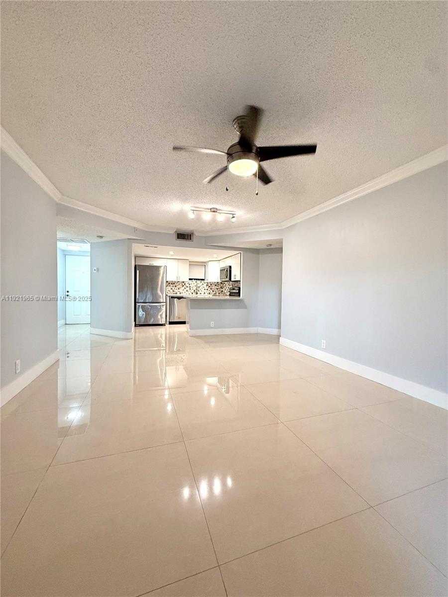 Small Image of 8290 LAKE DR #235, Doral Number 6