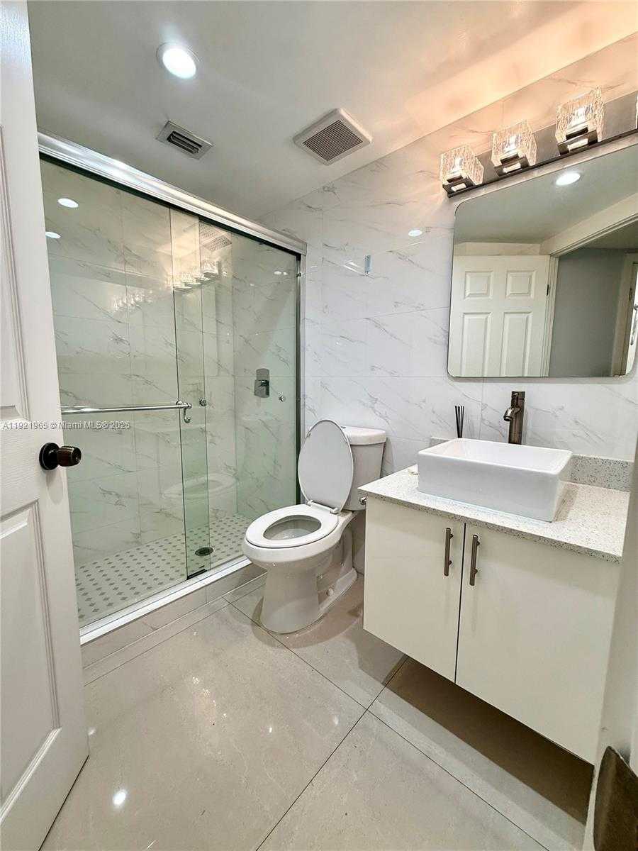 Small Image of 8290 LAKE DR #235, Doral Number 7