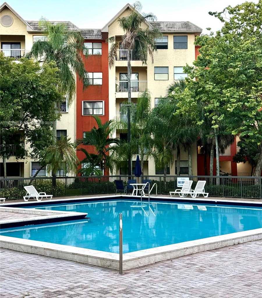 Small Image of 8290 LAKE DR #235, Doral Number 9