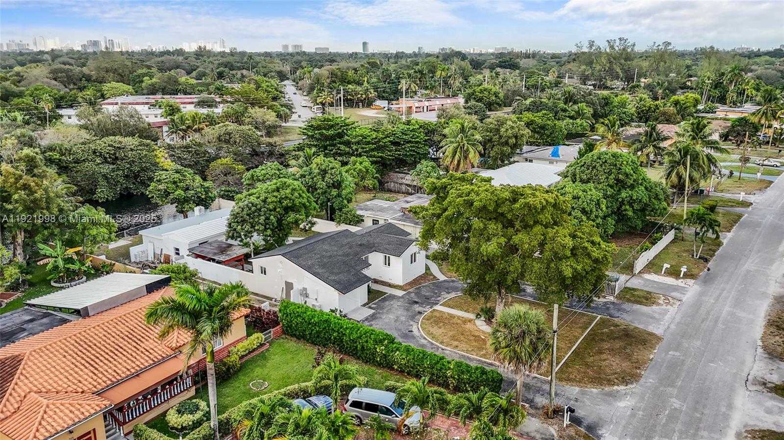 Small Image of 201 SOUTH BISCAYNE RIVER DR #A, Miami Number 3