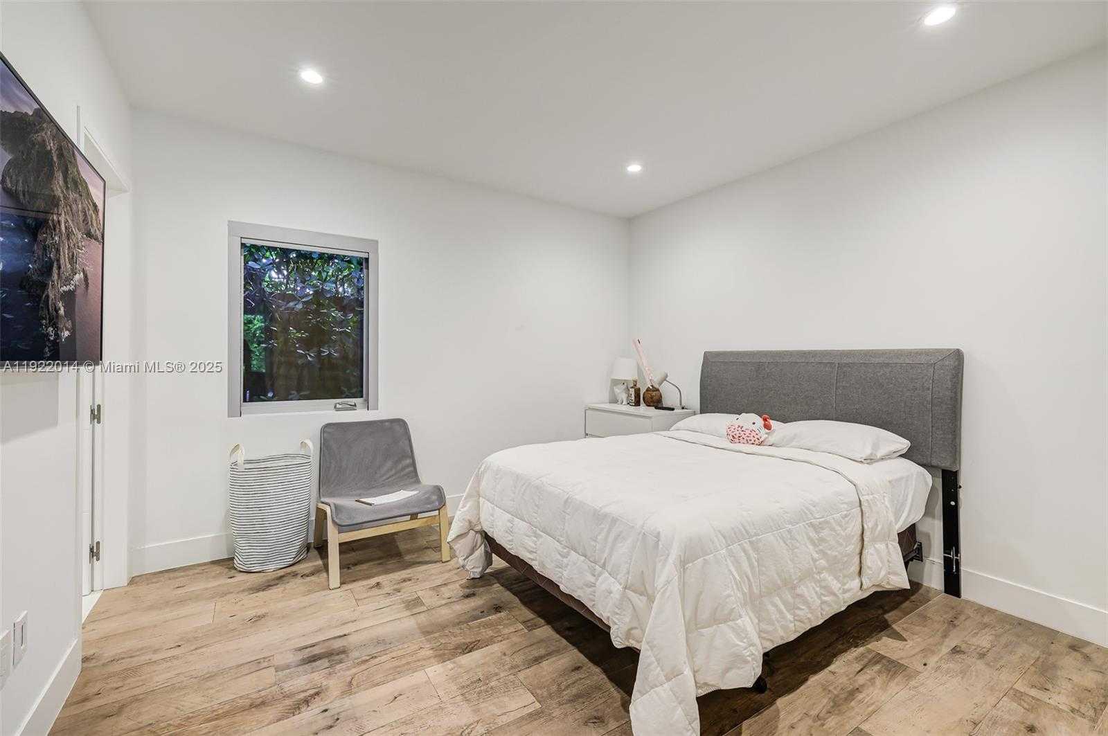 Small Image of 79 WEST SHORE DR W, Miami Number 19