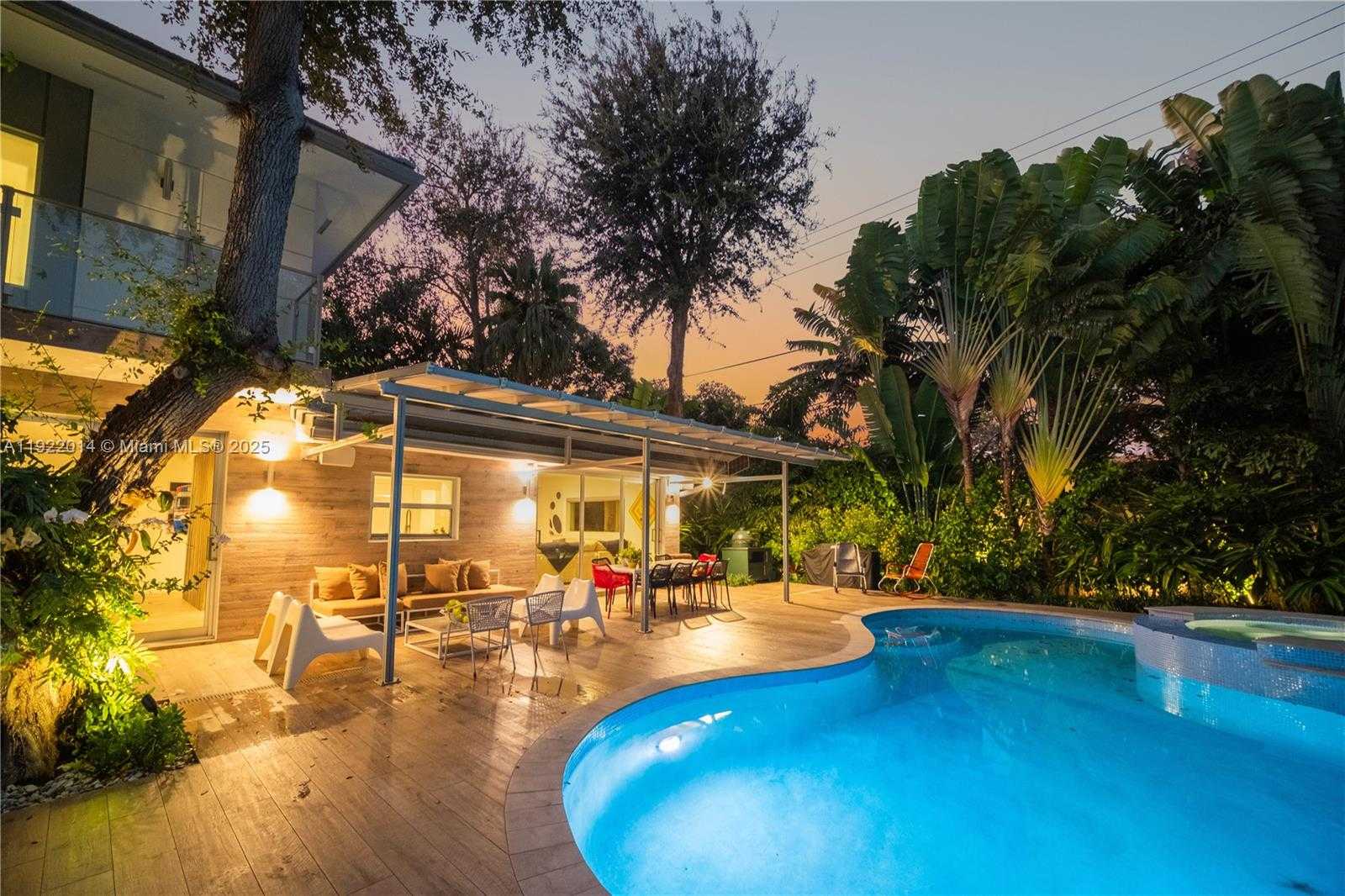 Small Image of 79 WEST SHORE DR W, Miami Number 4