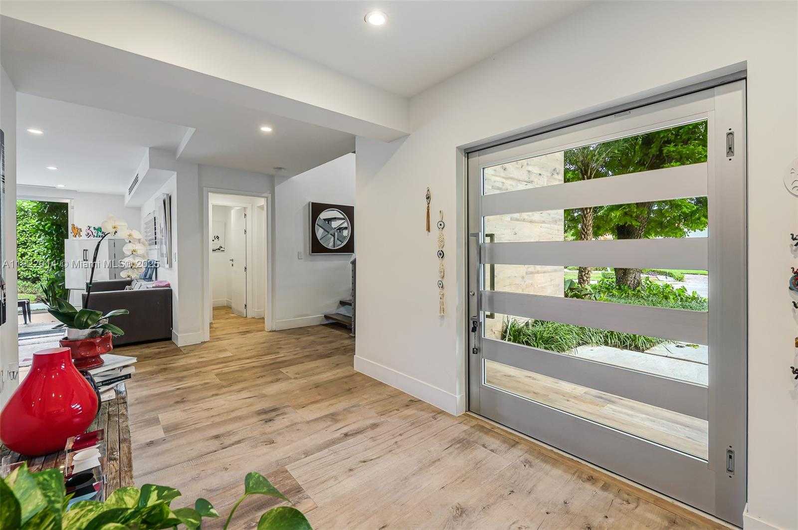 Small Image of 79 WEST SHORE DR W, Miami Number 6