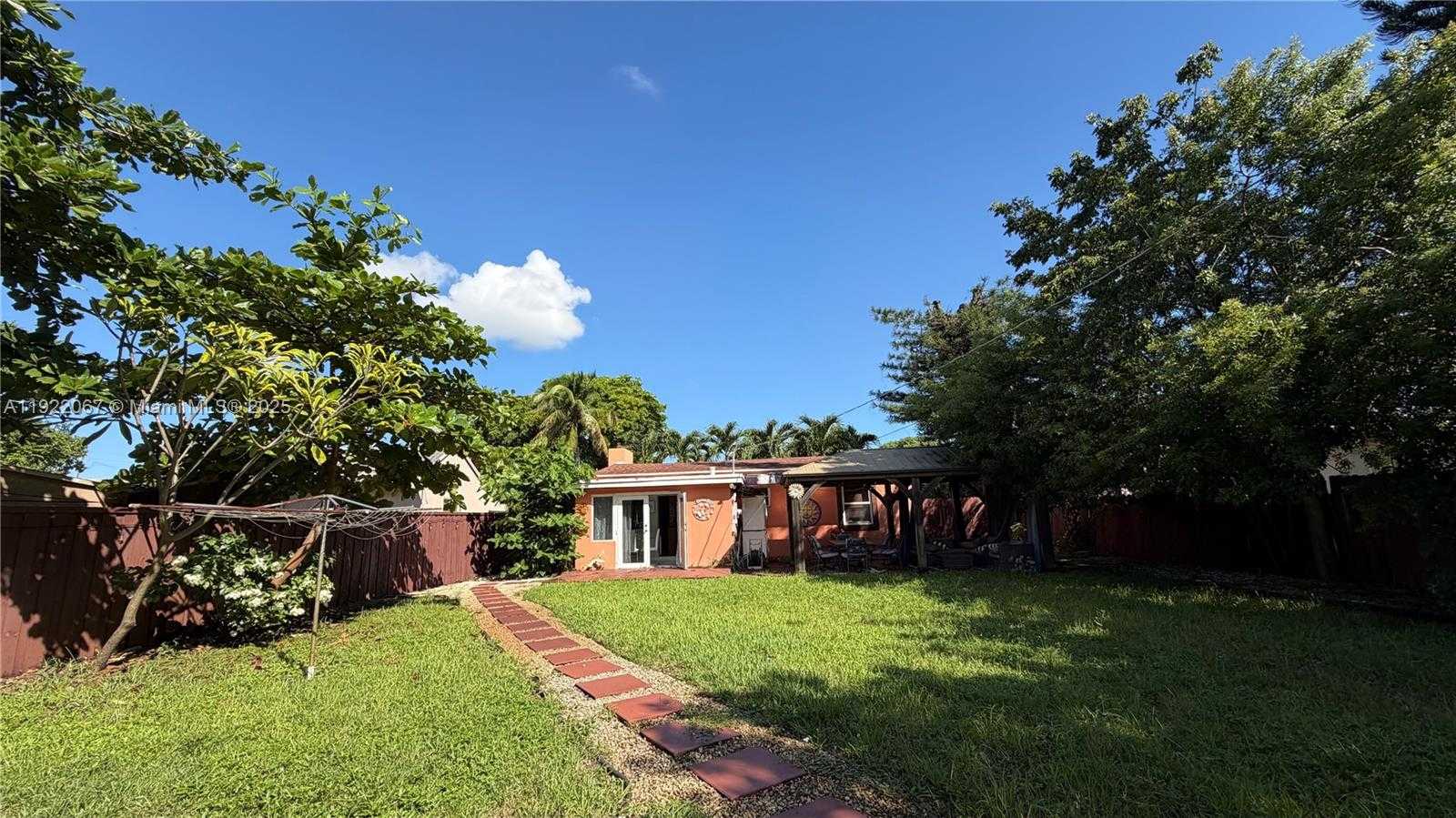 Small Image of 37 SOUTH WEST 11TH ST, Dania Beach Number 2