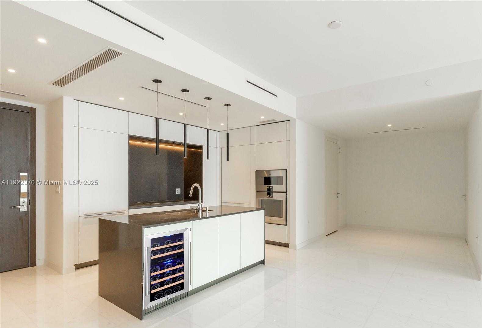 Small Image of 300 BISCAYNE BOULEVARD WAY #4305W, Miami Number 15