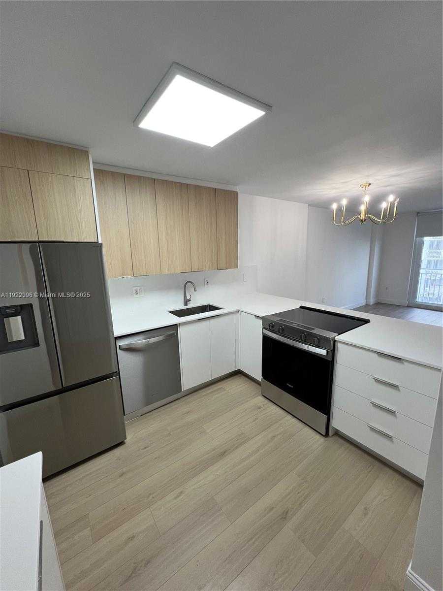 Small Image of 345 OCEAN DR #523, Miami Beach Number 1