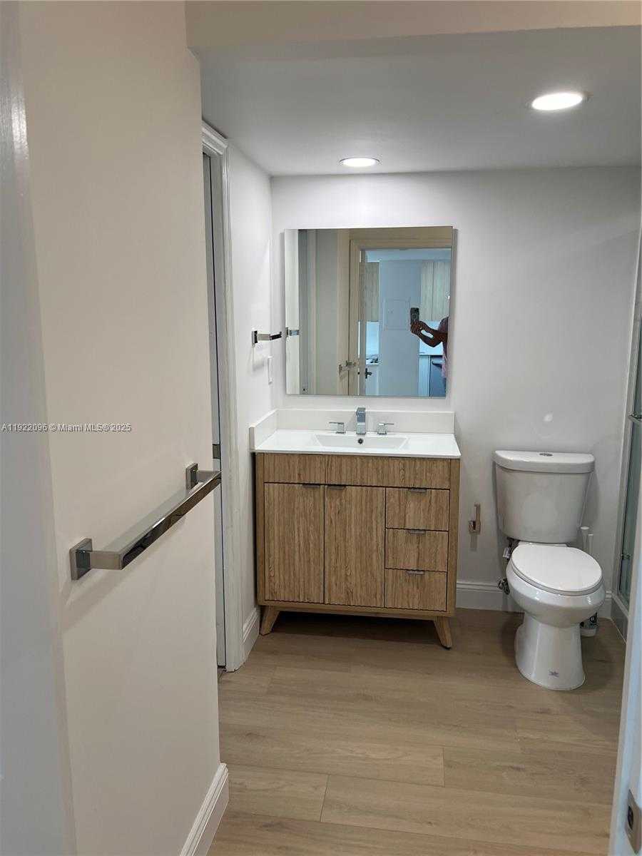 Small Image of 345 OCEAN DR #523, Miami Beach Number 15