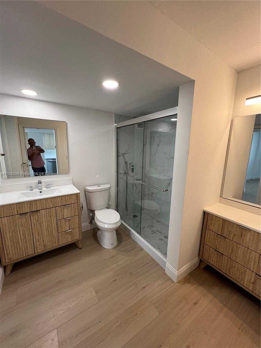 Small Image of 345 OCEAN DR #523, Miami Beach Number 16