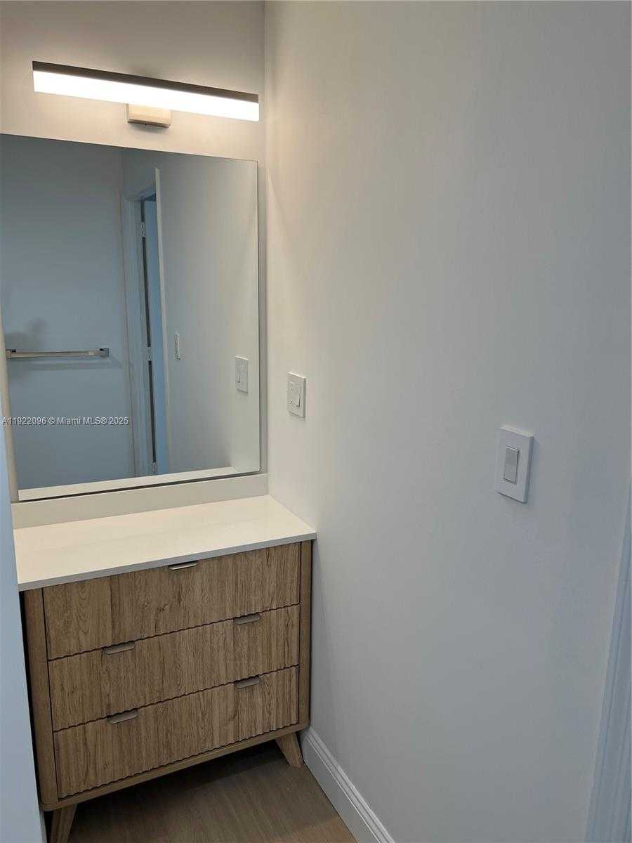 Small Image of 345 OCEAN DR #523, Miami Beach Number 17