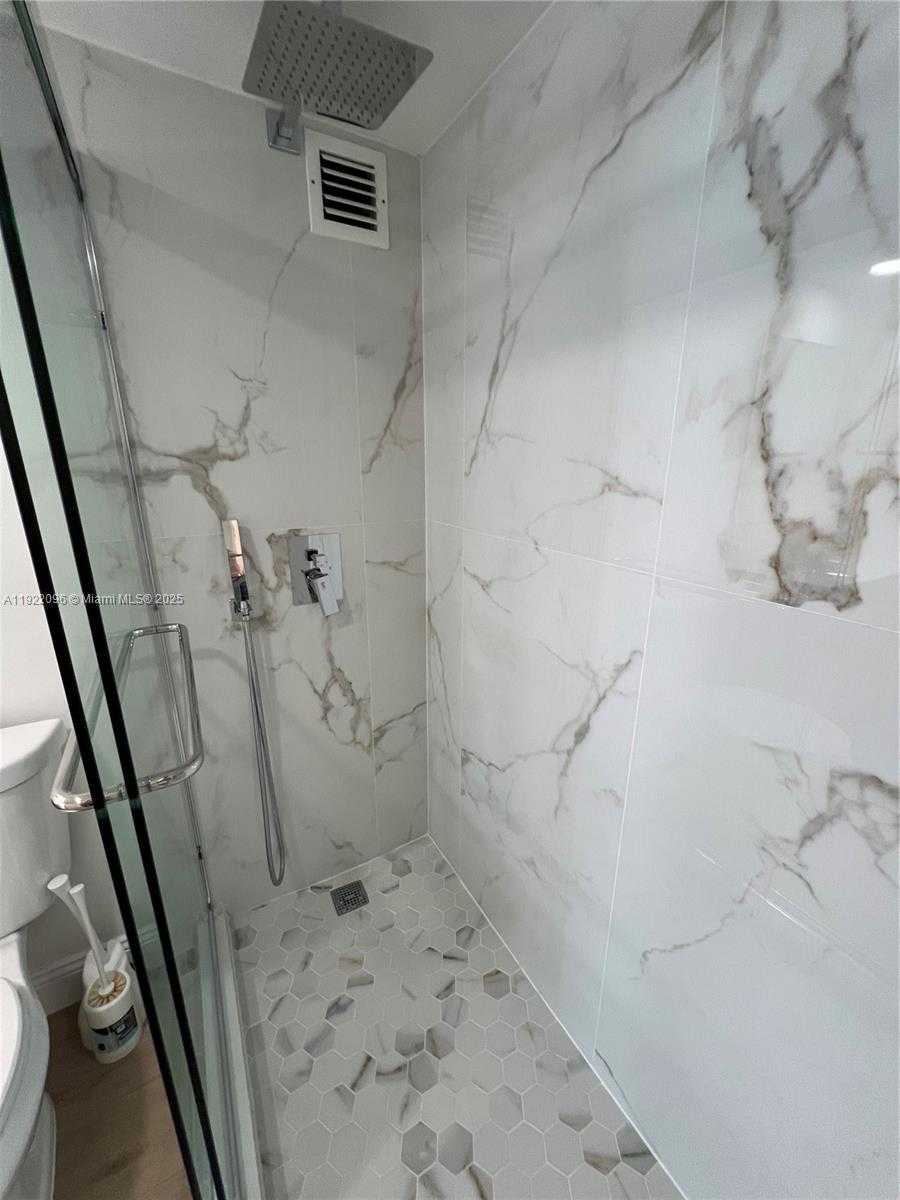 Small Image of 345 OCEAN DR #523, Miami Beach Number 19