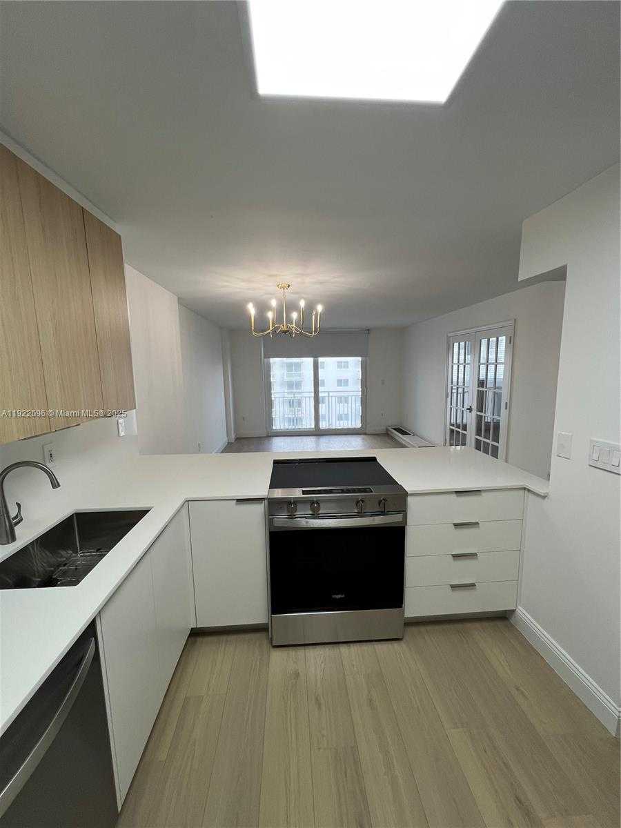 Small Image of 345 OCEAN DR #523, Miami Beach Number 2