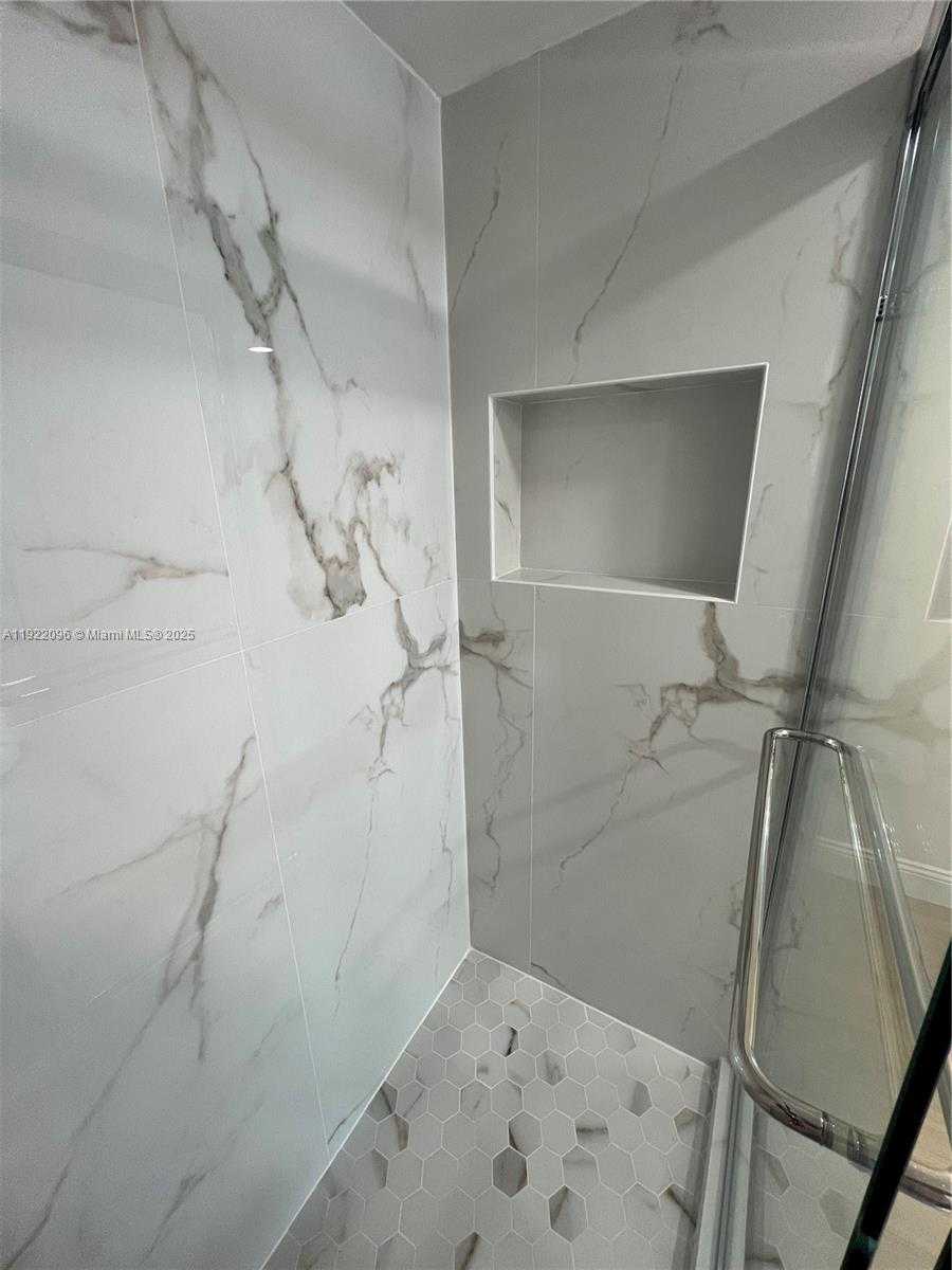 Small Image of 345 OCEAN DR #523, Miami Beach Number 20