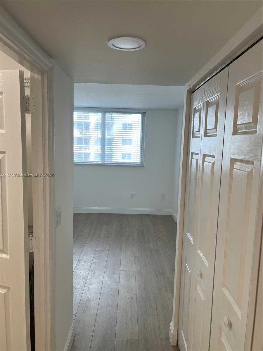 Small Image of 345 OCEAN DR #523, Miami Beach Number 25