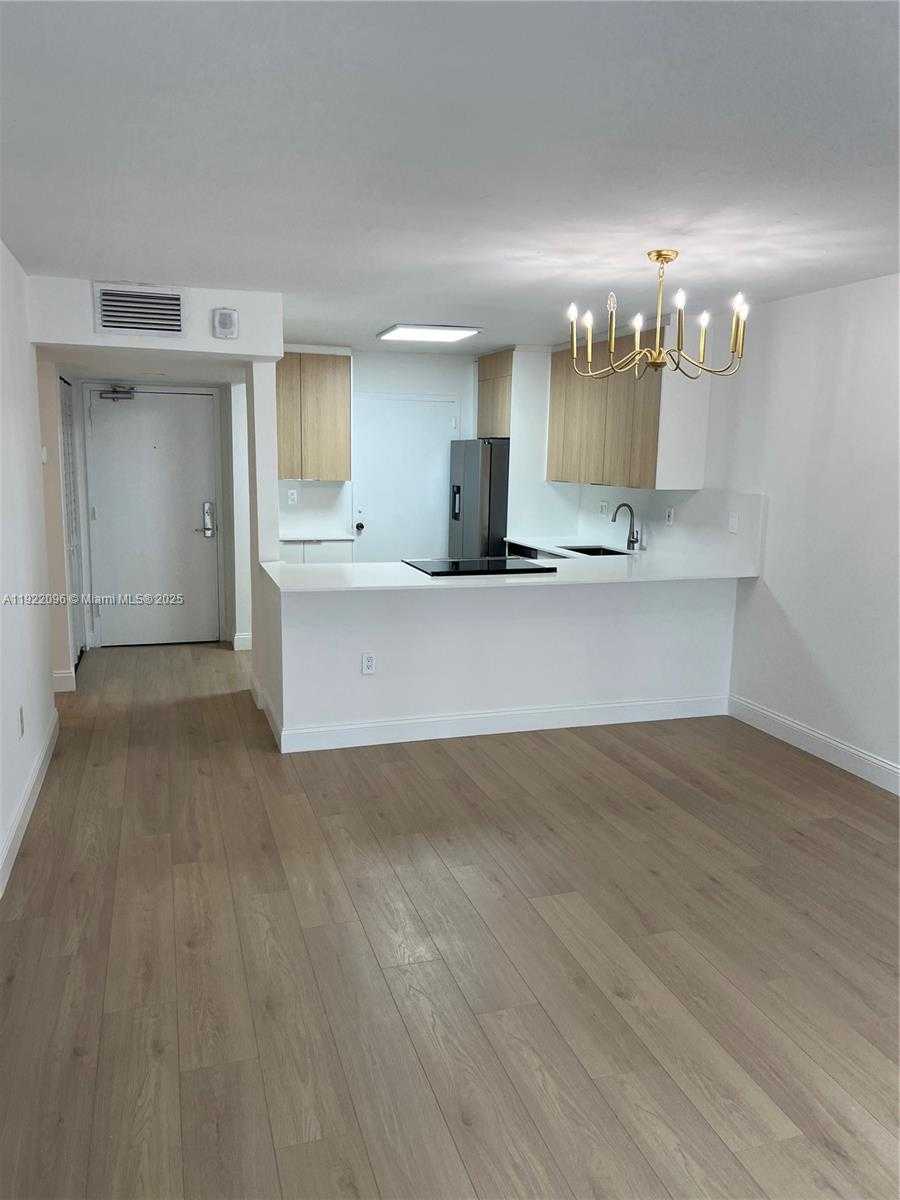 Small Image of 345 OCEAN DR #523, Miami Beach Number 4
