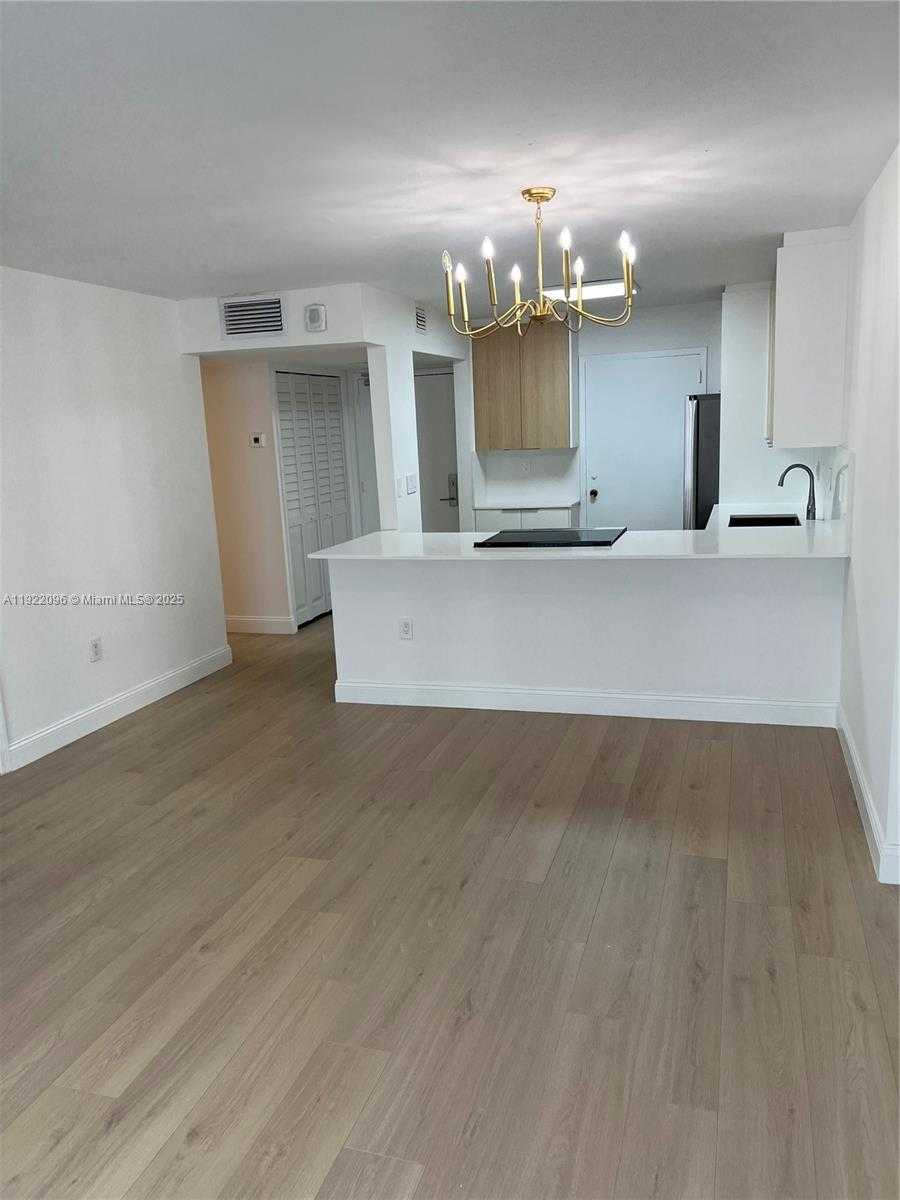 Small Image of 345 OCEAN DR #523, Miami Beach Number 5