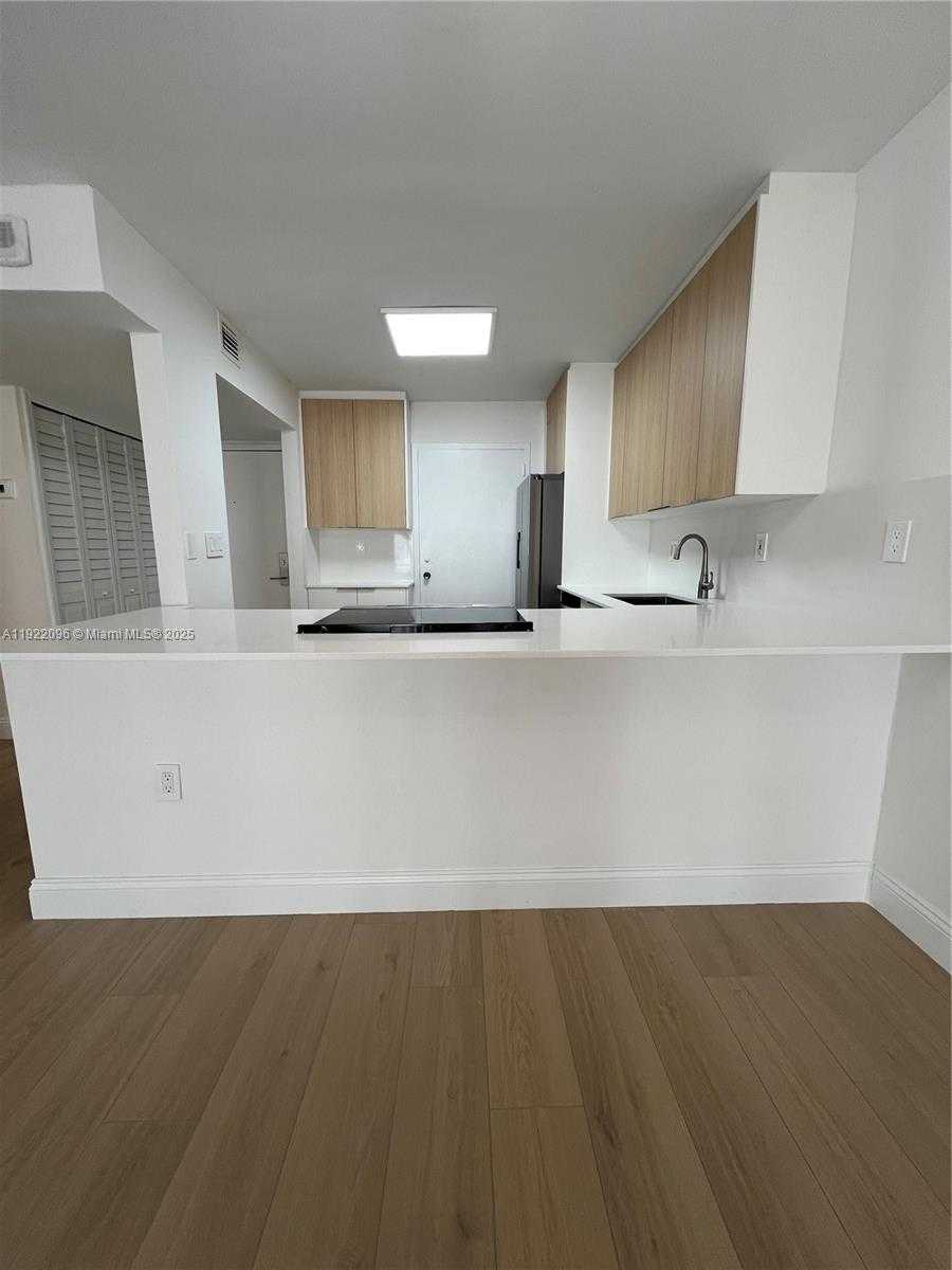 Small Image of 345 OCEAN DR #523, Miami Beach Number 7
